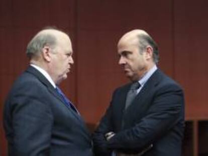 El ministro español de Economía y Competitividad de España, Luis de Guindos (dcha), conversa con su homólogo de Irlanda Michael Noonan, al inicio de la reunión de ministros de Economía y Finanzas de la zona del euro, Eurogrupo, en Bruselas, Bélgica.