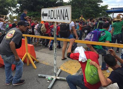 Os migrantes centro-americanos cruzam a fronteira entre o México e a Guatemala.