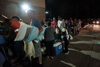 Personas evacuadas buscan refugio en la escuela secundaria Emma B. Trask ante la llegada del huracán Florence en Wilmington, Carolina del Norte (Estados Unidos).