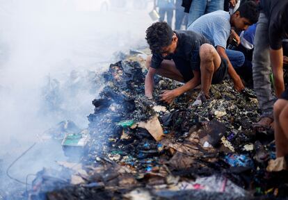 Un joven buscaba comida este lunes entre los escombros causados por el bombardeo israelí en un campo de desplazados de Rafah.