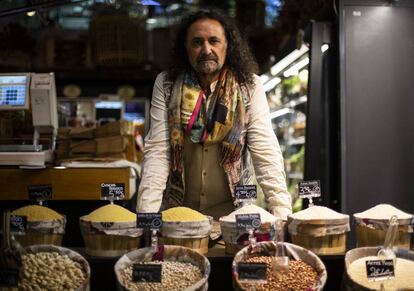 Luis Remacha, autor de un libro de recetas veganas en verso, en la frutería La flor de San Antón en el mercado de San Antón.