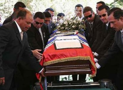 Miembros del partido del Gobierno en El Salvador, Arena, portan el féretro con los restos de Eduardo D’Aubuisson, asesinado en Guatemala.
