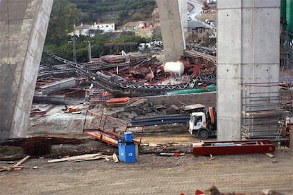 Fuentes sindicales han indicado que ese tramo de construcción había sido adjudicado a la Unión Temporal de Empresas La Herradura, integrada por Ploder, Azvi y Obras Subterráneas, que a su vez subcontrató las obras a la empresa gallega especializada en viaductos Estructura y Montajes de Prefabricados. Ésta, a su vez, se la subcontrató a la portuguesa Douro, según fuentes de la compañía.