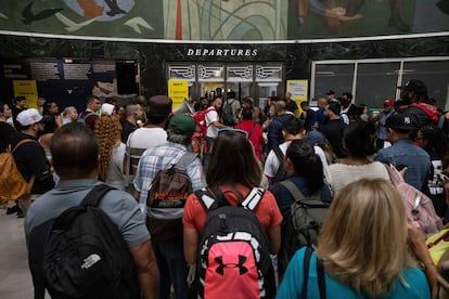 Filas para poder abordar un vuelo en el área de salidas de Spirit Airlines, de Nueva York. 