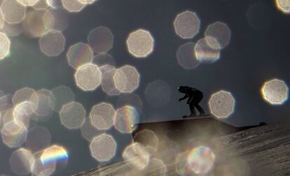 Uma atleta em ação durante o final feminina de snowboard slopestyle Final.