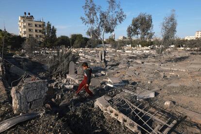 Un niño camina entres las ruinas de un cementerio dañado por los ataques israelíes sobre Rafah, este lunes. 