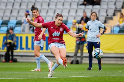 Mariona Caldentey caliente en el campo del estadio Gamla Ullevi de Gotemburgo (Suecia).