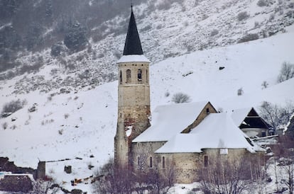 <b><p>Un refugio en Arán</b></p> Montgarri es una aldea abandonada en el noroeste del valle de Aran (Lleida) donde solo quedan algunas casas, la iglesia del siglo XVI y la antigua rectoría, que ha sido habilitada como refugio y ofrece alojamiento en habitaciones compartidas con ducha y media pensión desde 49 euros. En invierno solo se puede llegar con esquís, raquetas, moto de nieve o trineo de perros desde el Pla de Beret, a siete kilómetros de distancia. Se organizan excursiones nocturnas en moto de nieve con cena en el refugio por 145 euros. El menú incluye olla aranesa, chuletón de buey, magret de pato, postres y bebidas. Se sale a las ocho de la tarde y se regresa un poco antes de la medianoche.