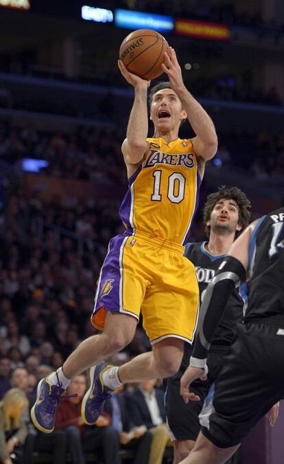 Steve Nash lanza a canasta perseguido por Ricky Rubio