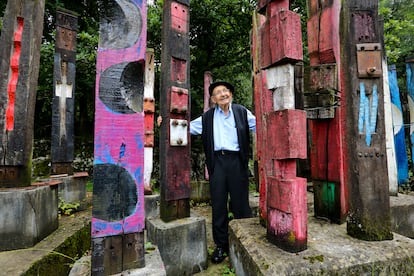 Agustín Ibarrola posa entre sus obras realizadas con traviesas de tren en su jardín del caserío, en Bizkaia, en 2015.