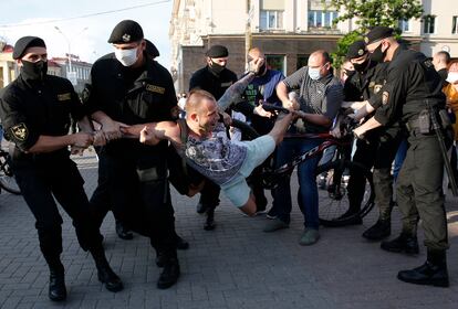 Oficiales de policía detienen a un manifestante en las protestas por unas elecciones abiertas, este viernes en Minsk. 