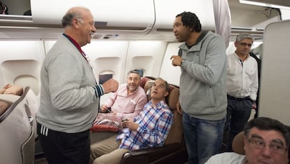 Del Bosque conversa en el avión con el exfutbolista Benjamín.