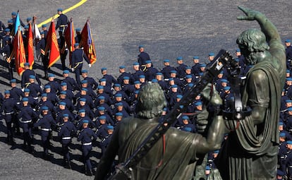 Soldados rusos desfilan por la plaza Roja de Moscú en el Día de la Victoria.