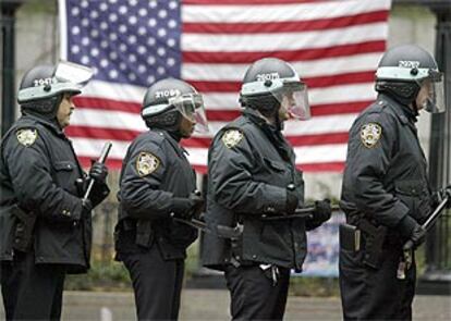 Cuatro policías neoyorquinos forman durante unos ejercicios antidisturbios.