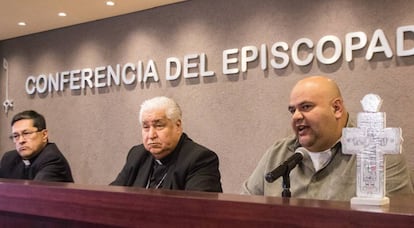 Miembros de la conferencia episcopal de México, durante la rueda de prensa. 