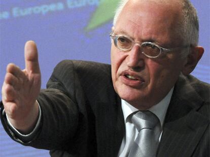 El comisario de Industria de la UE, Günter Verheugen, ayer en Bruselas.