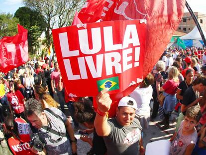 Protesto a favor de Lula na frente da PF, em Curitiba.