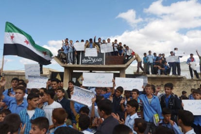 Decenas de manifestantes protestan contra el régimen de Damasco el lunes en Hula, cerca de Homs.