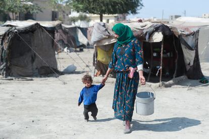 Condiciones generales de vida de los niños que residen en el asentamiento informal de Yawnani, en la ciudad de Raqqa, al noreste de Siria.