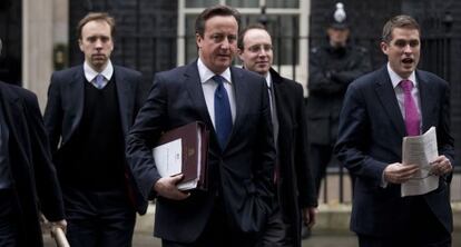 David Cameron, a la salidad del 10 de Downing Street, en Londres, hoy.