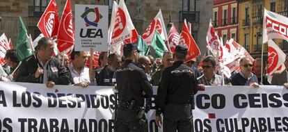 Varios efectivos de la policía ante una manifestación por León para rechazar los despidos que planea el Banco Ceiss. EFE/Archivo