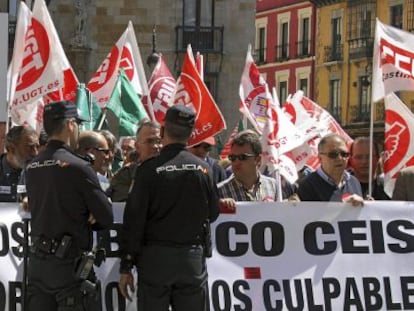 Varios efectivos de la policía ante una manifestación por León para rechazar los despidos que planea el Banco Ceiss. EFE/Archivo