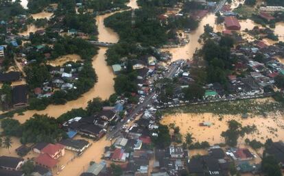Vista aèria de Pengkalan Chepa, prop de Kota Bharu (nord de Malàisia), una zona completament inundada aquest dissabte.