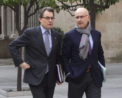 El presidente de la Generalitat, Artur Mas, acompañado por el secretario general de CiU, Josep Antoni Duran Lleida, a su llegada a la reunión semanal del Gobierno catalán.