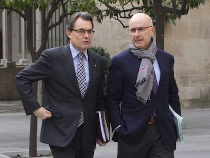 El presidente de la Generalitat, Artur Mas, acompañado por el secretario general de CiU, Josep Antoni Duran Lleida, a su llegada a la reunión semanal del Gobierno catalán.