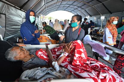 Un anciano descansa en una de las camas del hospital improvisado en Lombok, el 6 de agosto de 2018. 