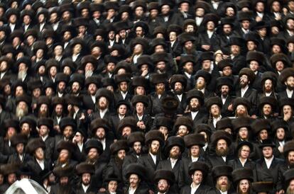 Todos los invitados masculinos visten de negro y llevan 'shtreimel', sombrero tradicional para las bodas. Es costumbre que los hombres estén separados de las mujeres.