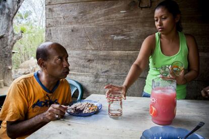 El profesor Edgar Enríquez habla con la madre encargada ese sábado de hacerles la comida.