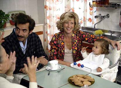 Imanol Arias y Ana Duato, en una imagen de la serie de TVE <i>Cuéntame cómo pasó.</i>
