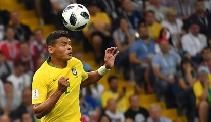 O zagueiro Thiago Silva tira a bola no jogo entre Brasil e Suíça.