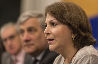 Mitzy Capriles (dcha), ofrece una rueda de prensa en el Parlamento Europeo en Estrasbur junto a Tajani y Jáuregui en el Parlamento Europeo en Estrasburgo.