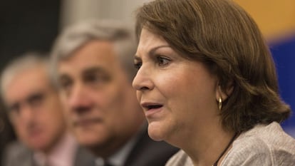 Mitzy Capriles (dcha), ofrece una rueda de prensa en el Parlamento Europeo en Estrasbur junto a Tajani y Jáuregui en el Parlamento Europeo en Estrasburgo.