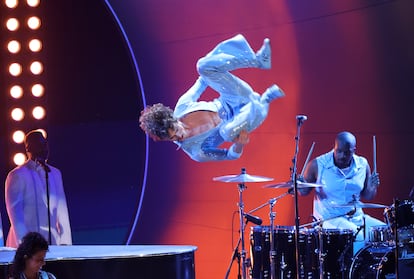 Benson Boone dando su famosa voltereta en la ceremonia de los Grammy, en Los Ángeles, febrero de 2025.