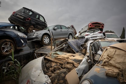 Uno de los cementerios de coches de Catarroja con miles de coches amontonados.