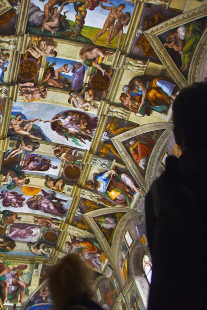 Dios y Adán se tocan en el fresco central de la Capilla Sixtina, pintada por Miguel Ángel en el Vaticano.