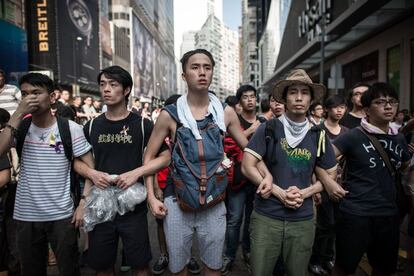 Un grupo de manifestantes prodemocracia protegen una barrera en el centro de Hong Kong, el 3 de octubre de 2014.