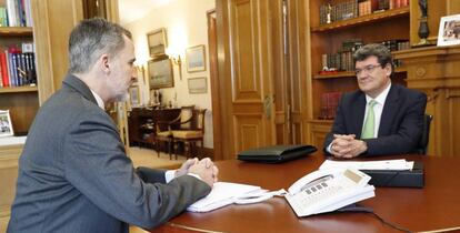 El Rey Felipe VI (izquierda) reunido este viernes con el ministro de Inclusión, Seguridad Social y Migraciones, José Luis Escrivá (d), para analizar la situación generada por la crisis del COVID19.