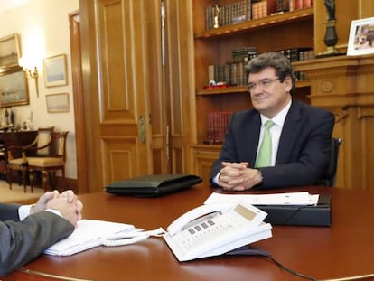 El Rey Felipe VI (izquierda) reunido este viernes con el ministro de Inclusión, Seguridad Social y Migraciones, José Luis Escrivá (d), para analizar la situación generada por la crisis del COVID19.