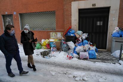 Almeida pasea este jueves por el barrio de Belas Vistas junto a la concejal de Tetuán, Blanca Pinedo.