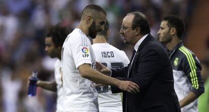 Benítez da instrucciones a Benzema, en el Bernabéu.