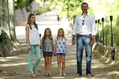 Don Felipe y do&ntilde;a Letizia, acompa&ntilde;ados de sus hijas, durante sus vacaciones el a&ntilde;o pasado en Mallorca.