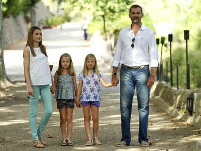 Don Felipe y do&ntilde;a Letizia, acompa&ntilde;ados de sus hijas, durante sus vacaciones el a&ntilde;o pasado en Mallorca.