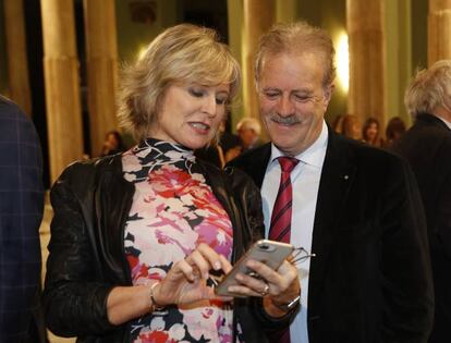 Manuel Campo Vidal junto a su esposa, la periodista María Rey.