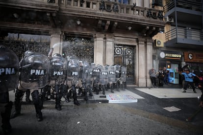 La policía cierra de una de las calles del centro de Buenos Aires.