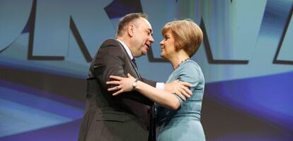 El primer ministro escocés, Alex Salmond, saluda este viernes a Nicola Sturgeon, la número dos del SNP.