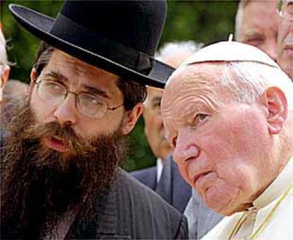 El rabino Yaakov Dov Bleich dialoga con el Papa ante el monumento de Babi Yar.